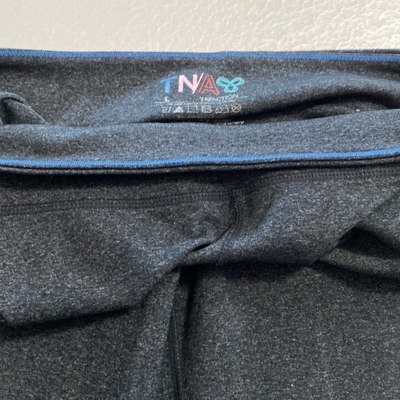 ARITZIA TNAction mid waist cropped leggings charcoal grey Sz L - Picture 10 of 11